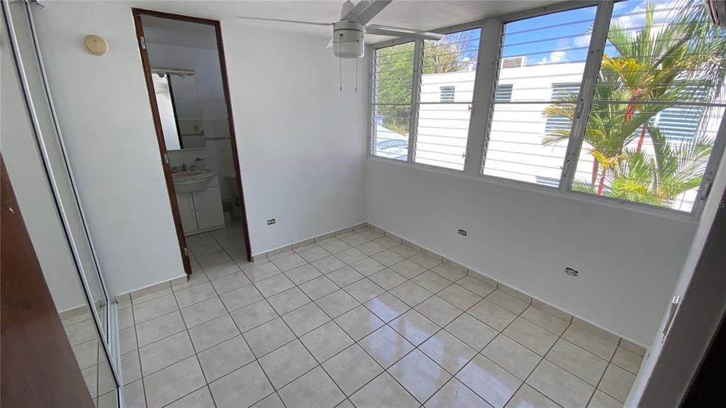 Vendido Recientemente: $295,000 (4 camas, 4 baños, 2600 Pies cuadrados)