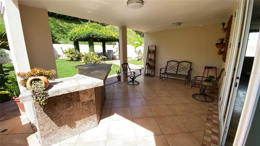 Vendido Recientemente: $295,000 (4 camas, 4 baños, 2600 Pies cuadrados)