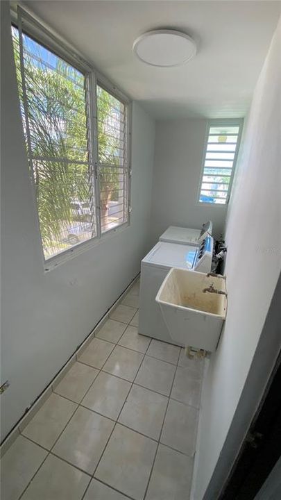 Vendido Recientemente: $295,000 (4 camas, 4 baños, 2600 Pies cuadrados)