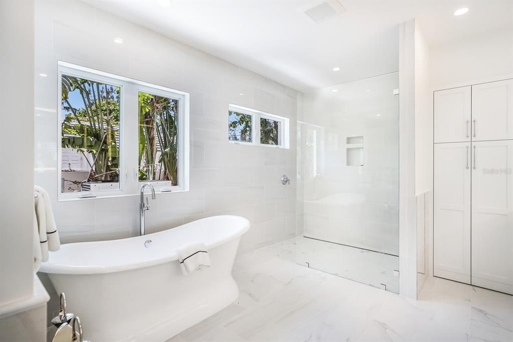 Recently Sold: $10,000,000 (5 beds, 5 baths, 4963 Square Feet)