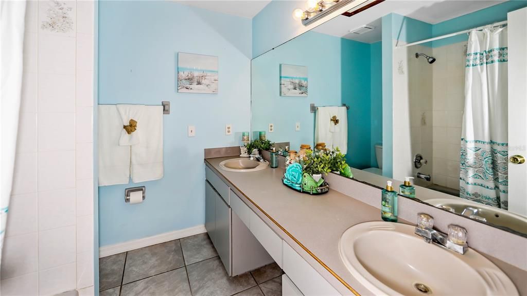 Recently Sold: $385,000 (3 beds, 2 baths, 1796 Square Feet)