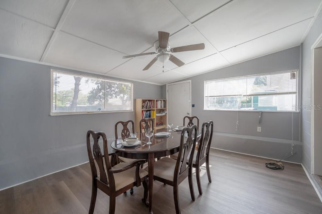 Recently Sold: $355,000 (2 beds, 1 baths, 1058 Square Feet)