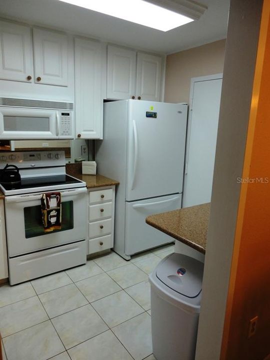 Recently Rented: $2,300 (2 beds, 1 baths, 930 Square Feet)