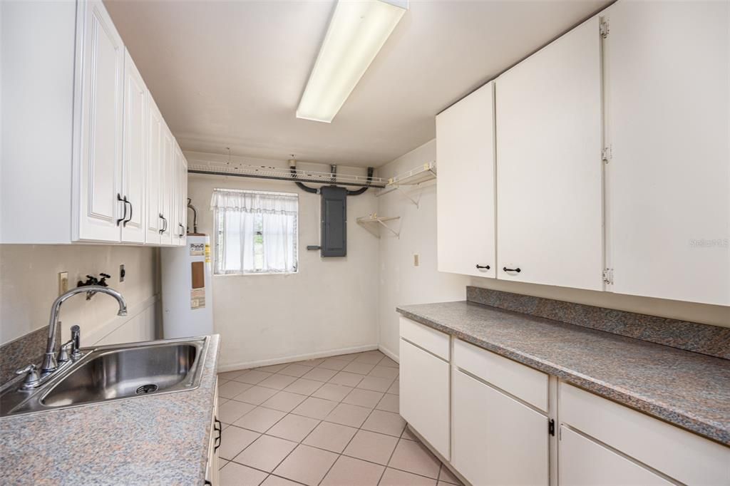 laundry room w/storage