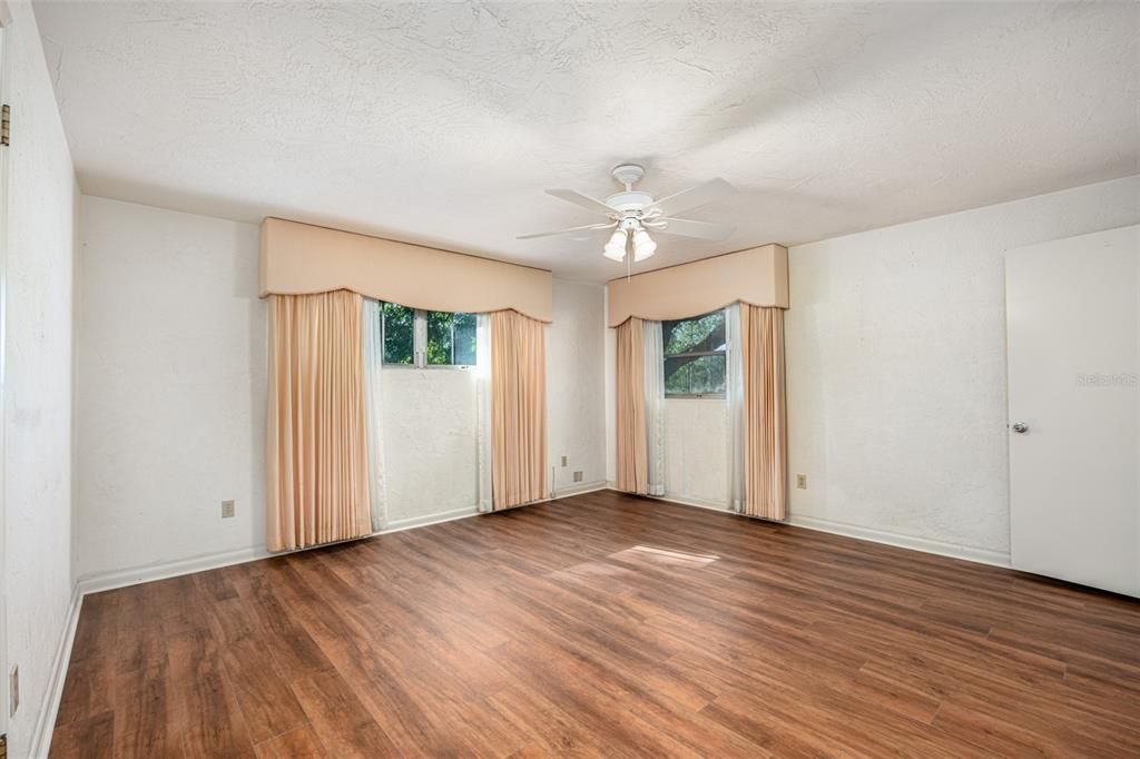 Recently Sold: $425,000 (3 beds, 2 baths, 2770 Square Feet)