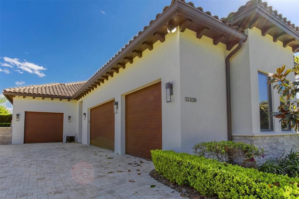 Recently Sold: $2,000,000 (5 beds, 4 baths, 5159 Square Feet)