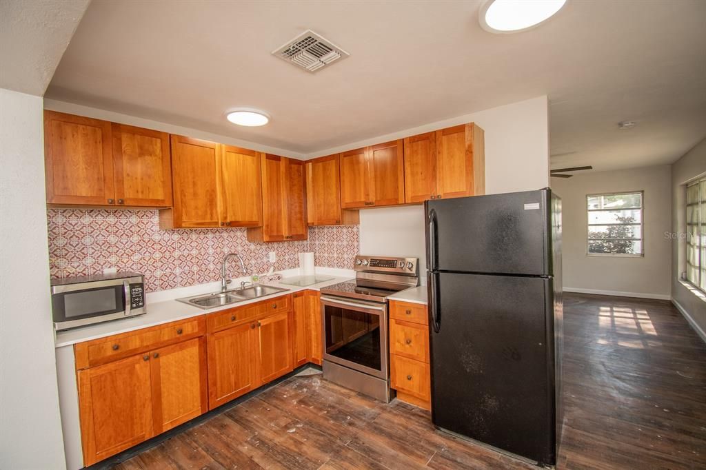 Recently Sold: $230,000 (3 beds, 1 baths, 1147 Square Feet)