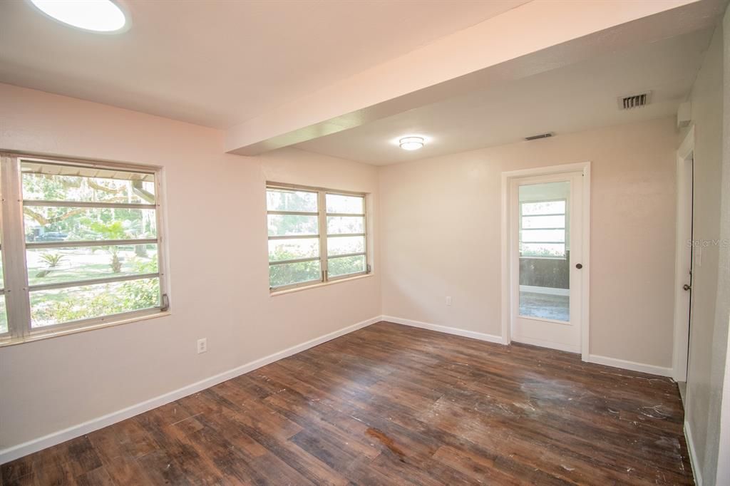 Recently Sold: $230,000 (3 beds, 1 baths, 1147 Square Feet)