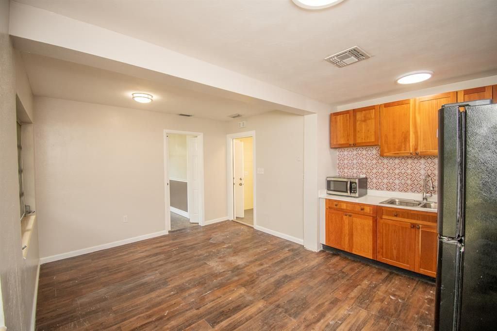 Recently Sold: $230,000 (3 beds, 1 baths, 1147 Square Feet)