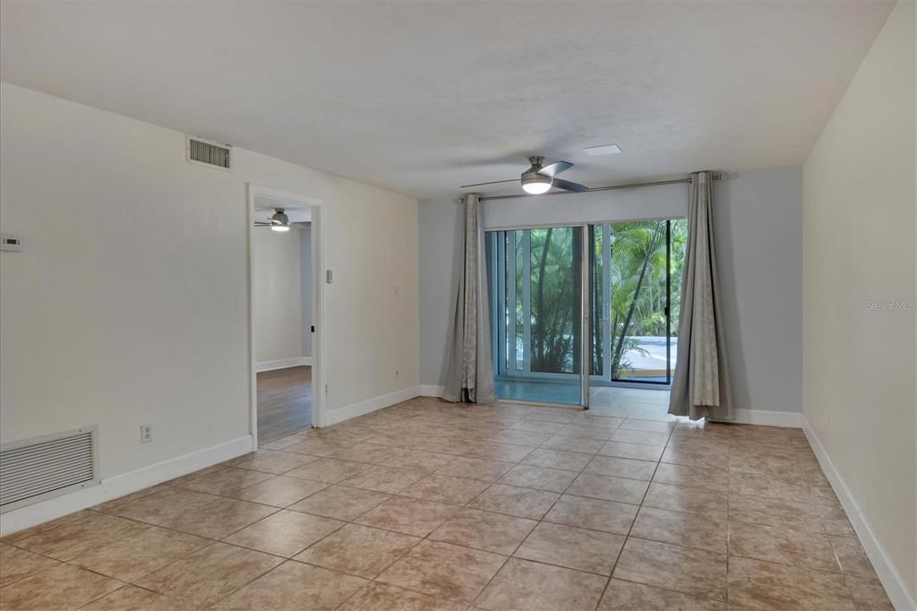 Recently Sold: $249,900 (2 beds, 1 baths, 991 Square Feet)