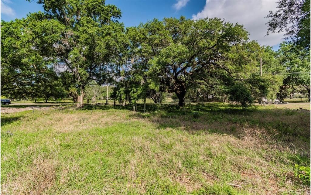 На продажу: $114,300 (0.14 acres)