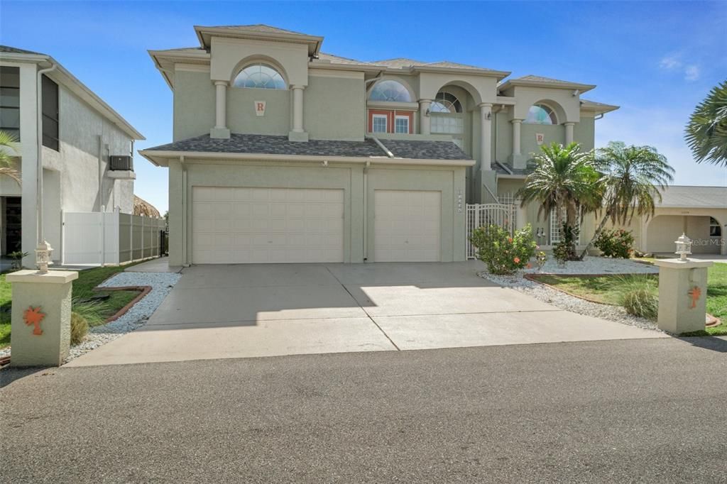 Recently Sold: $1,100,000 (4 beds, 3 baths, 2527 Square Feet)