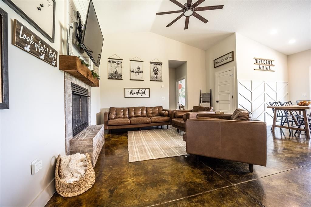 Recently Sold: $550,000 (3 beds, 2 baths, 1806 Square Feet)