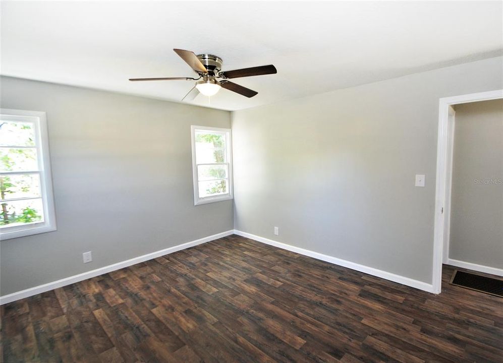 Recently Sold: $160,000 (2 beds, 1 baths, 1055 Square Feet)