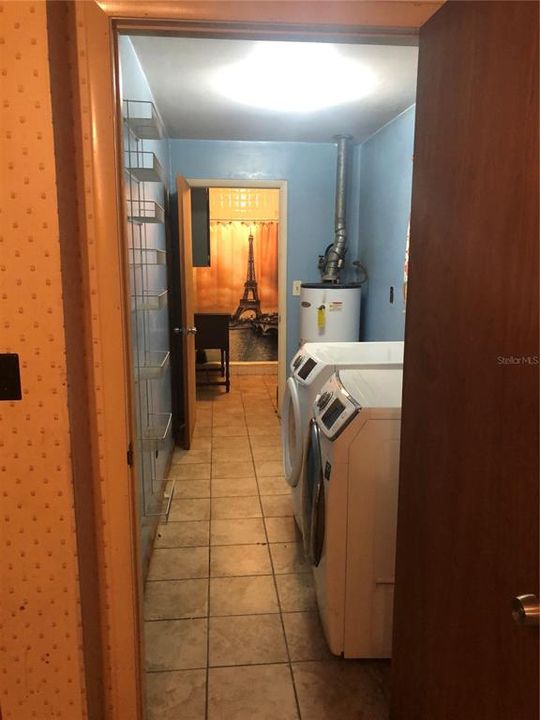 laundry / mud room off kitchen with shower