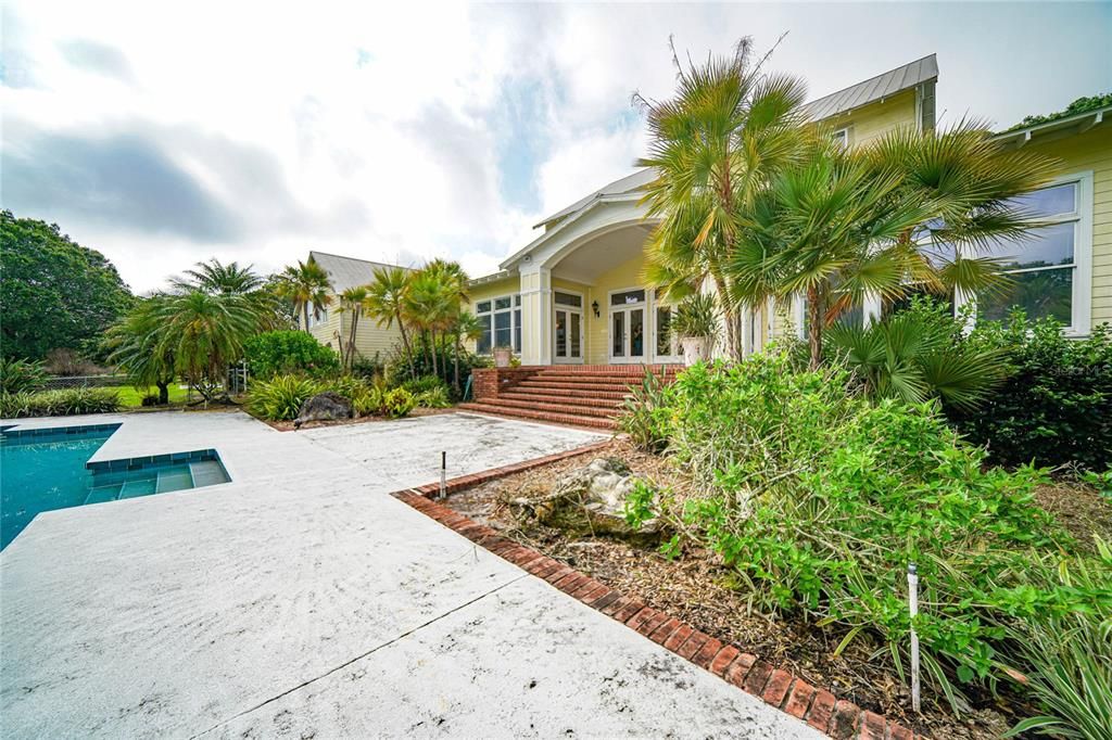 Recently Sold: $950,000 (6 beds, 3 baths, 5621 Square Feet)