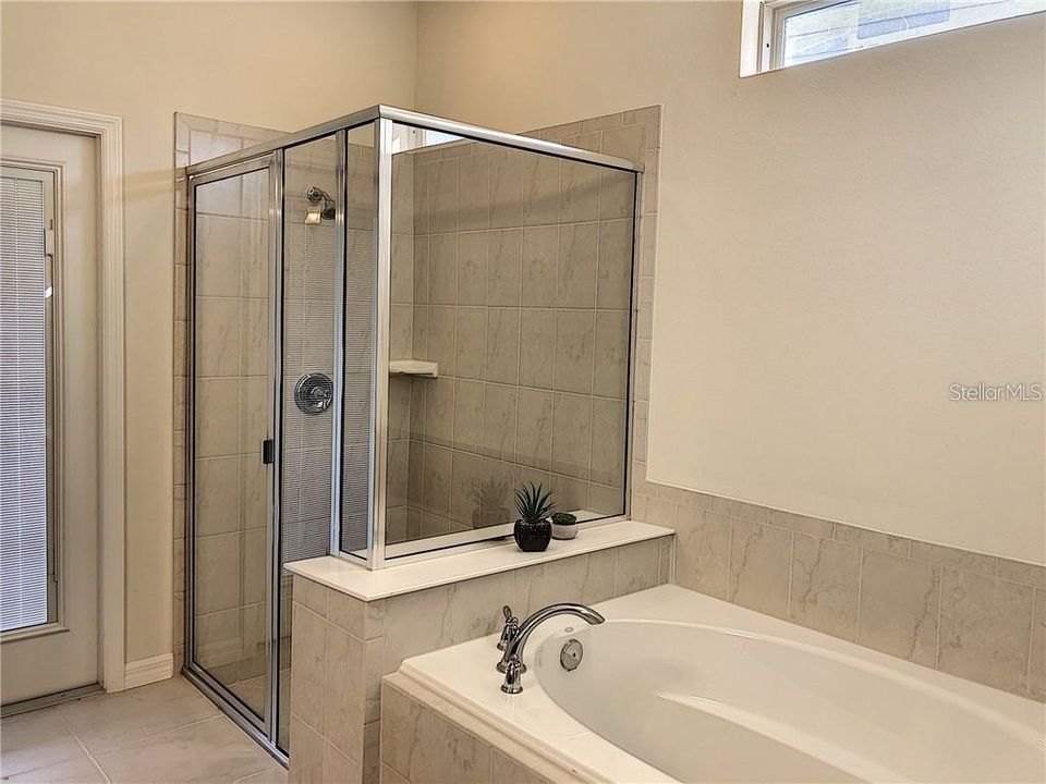 最近售出: $700,000 (6 贝兹, 4 浴室, 3142 平方英尺)