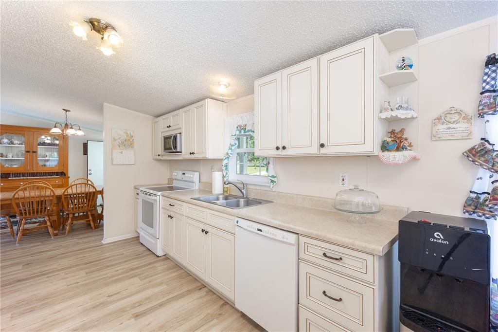Recently Sold: $229,000 (3 beds, 2 baths, 1294 Square Feet)