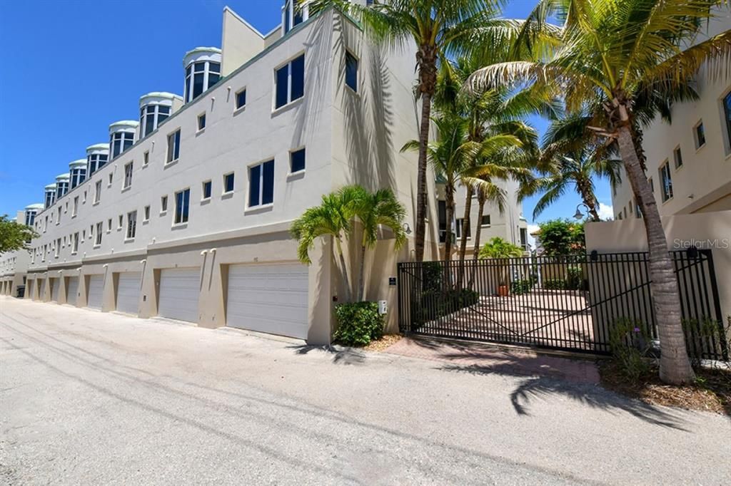 Recently Sold: $929,000 (2 beds, 3 baths, 2093 Square Feet)