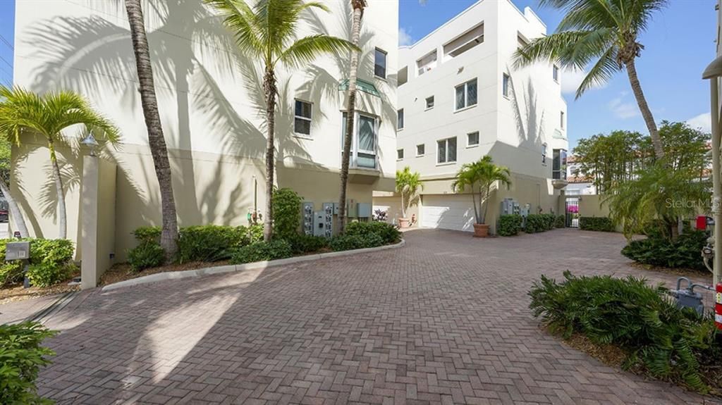 Recently Sold: $929,000 (2 beds, 3 baths, 2093 Square Feet)