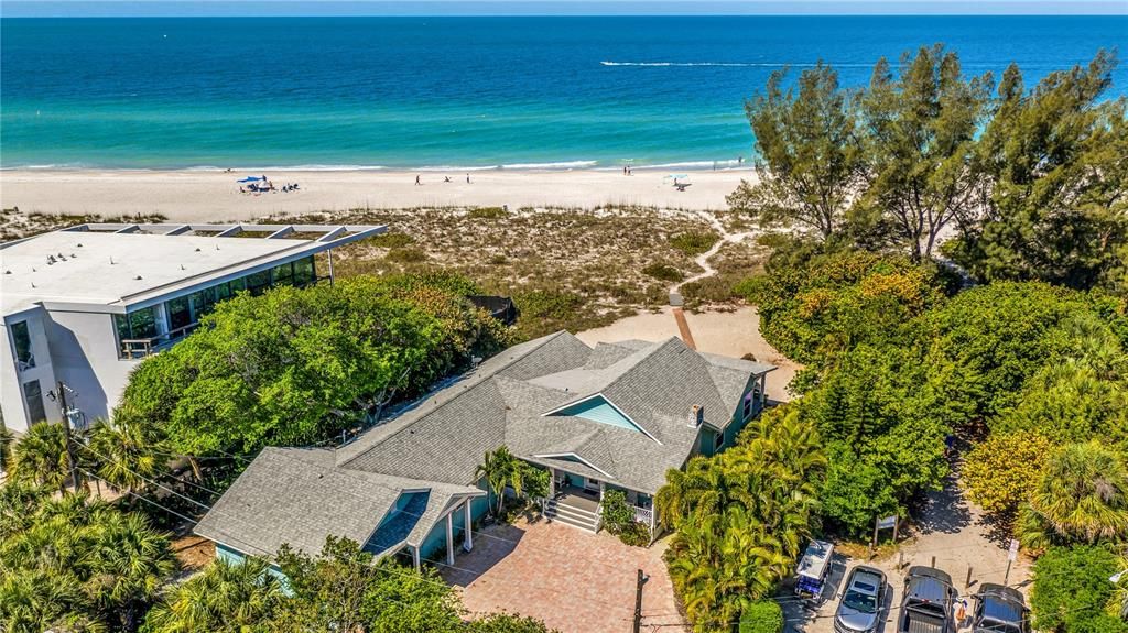 Recently Sold: $6,999,000 (3 beds, 3 baths, 2718 Square Feet)