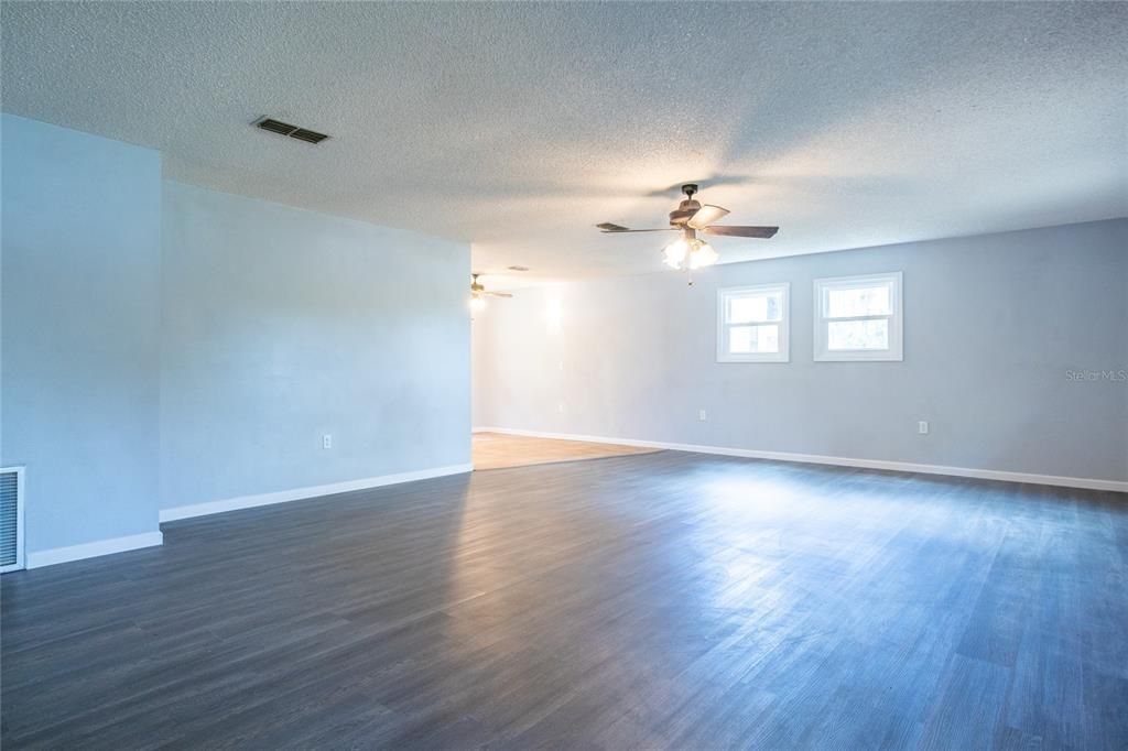 Recently Sold: $247,500 (2 beds, 1 baths, 1305 Square Feet)