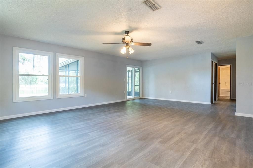 Recently Sold: $247,500 (2 beds, 1 baths, 1305 Square Feet)