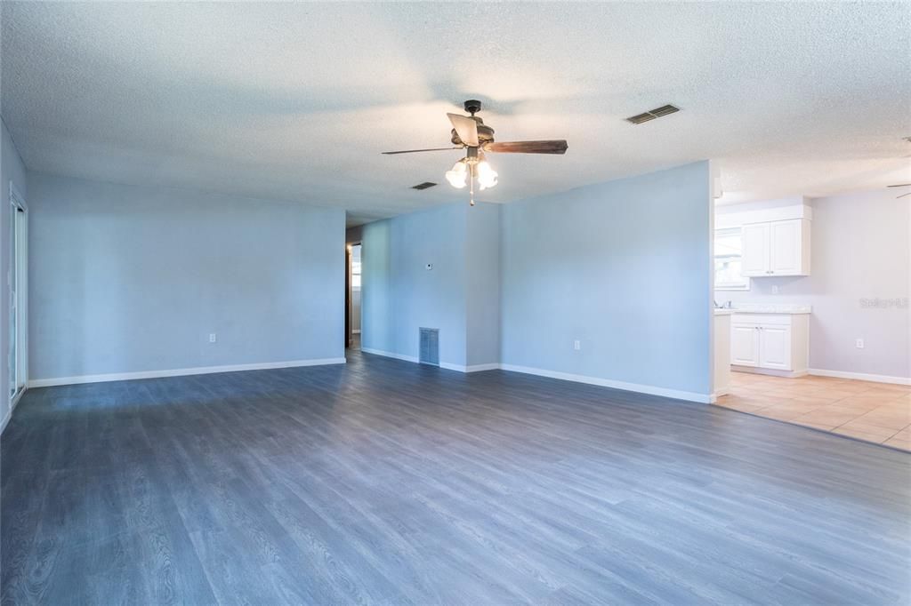 Recently Sold: $247,500 (2 beds, 1 baths, 1305 Square Feet)