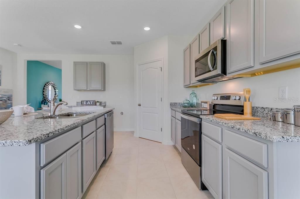 Recently Sold: $431,000 (5 beds, 3 baths, 2601 Square Feet)