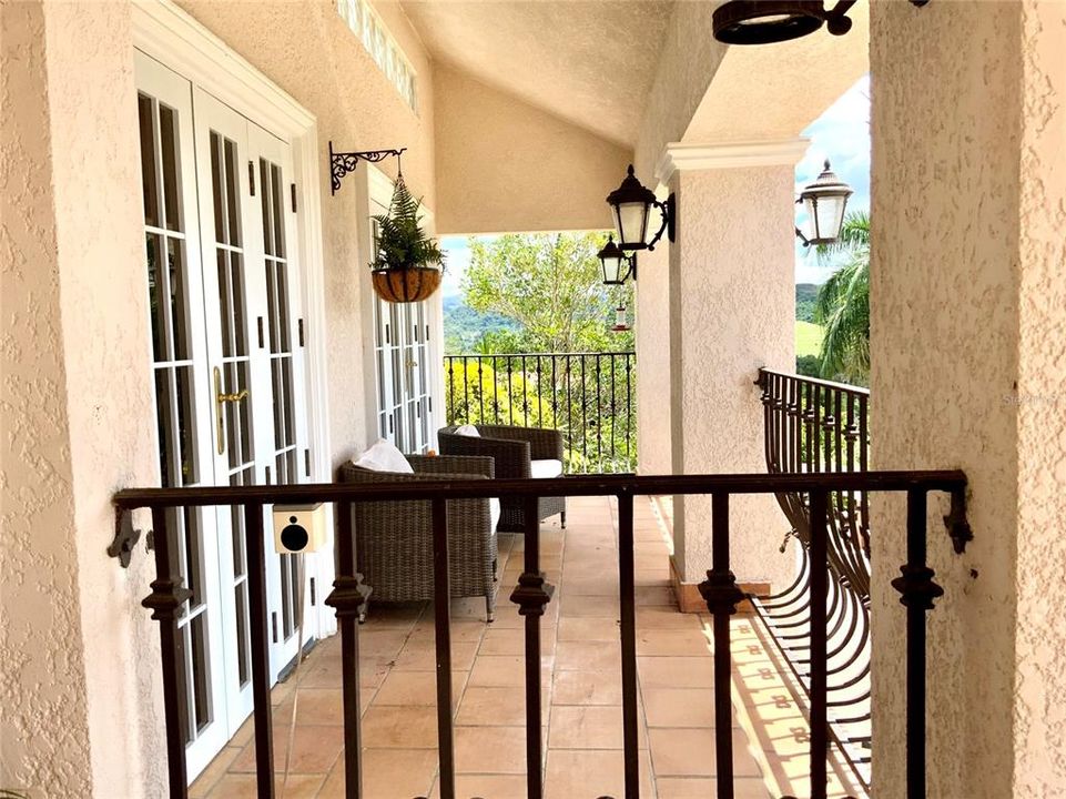 Balcony ideal for morning coffee/tea or just to enjoy the sunrise/sunset