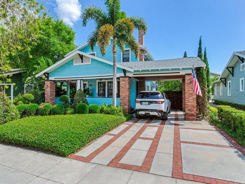 Recently Sold: $2,000,000 (4 beds, 3 baths, 2562 Square Feet)
