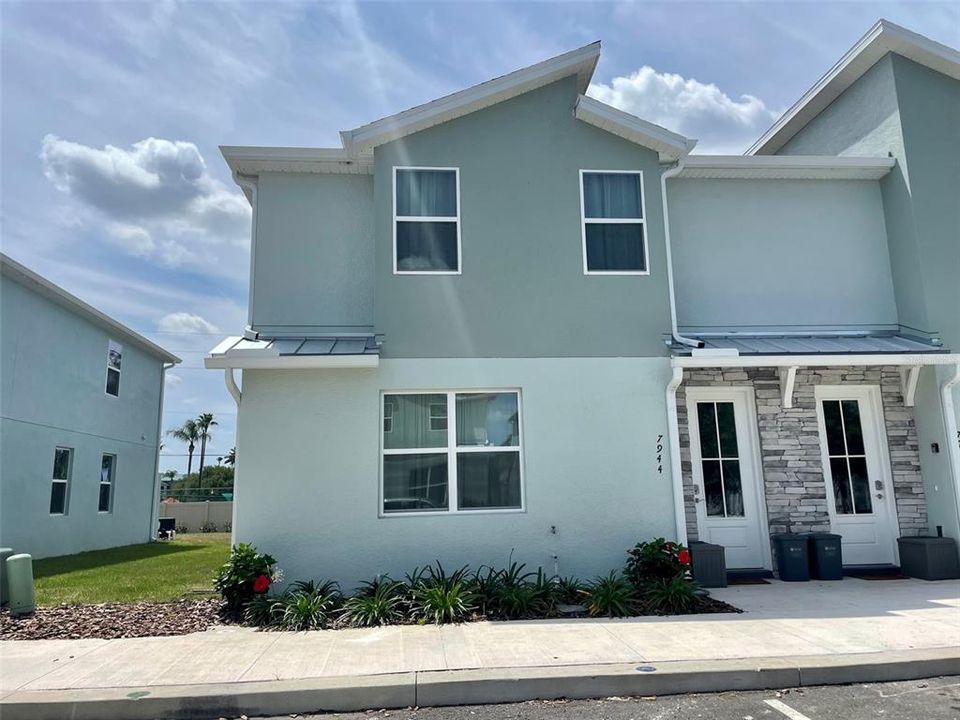 Vendido Recientemente: $460,000 (5 camas, 4 baños, 2100 Pies cuadrados)