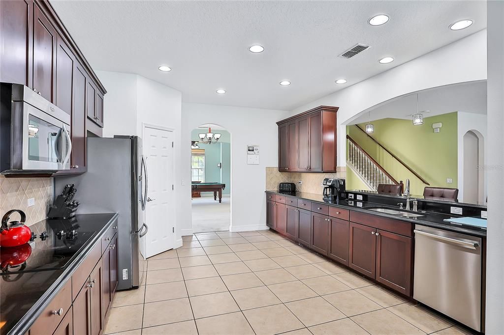 Recently Sold: $600,000 (5 beds, 3 baths, 3706 Square Feet)