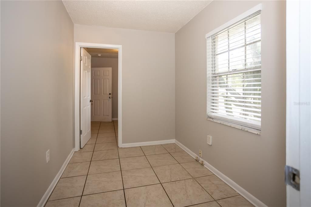 Bonus room between kitchen and laundry