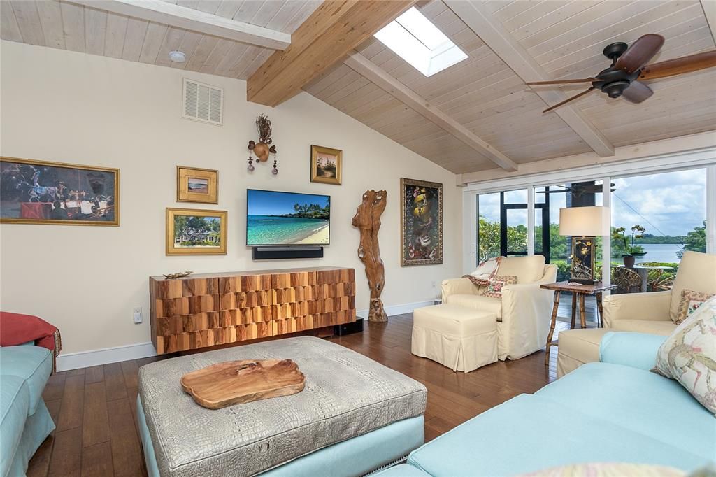 Recently Sold: $2,300,000 (3 beds, 2 baths, 2027 Square Feet)