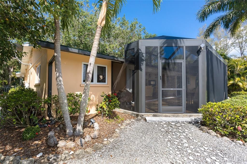 Recently Sold: $2,300,000 (3 beds, 2 baths, 2027 Square Feet)