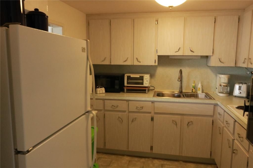 Active With Contract: $1,400 (1 beds, 1 baths, 800 Square Feet)