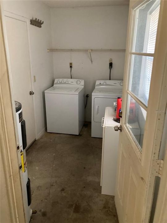 Laundry Room - Side Door to Backyard