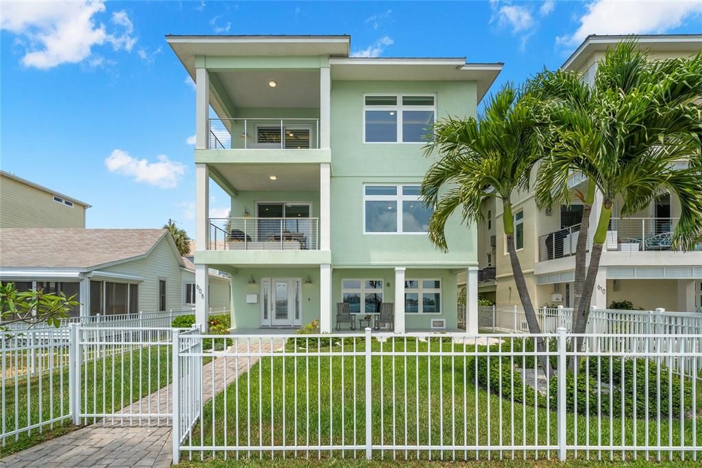 Recently Sold: $3,200,000 (4 beds, 4 baths, 3286 Square Feet)