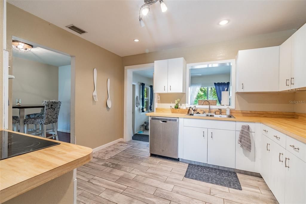Recently Sold: $425,000 (3 beds, 2 baths, 1831 Square Feet)