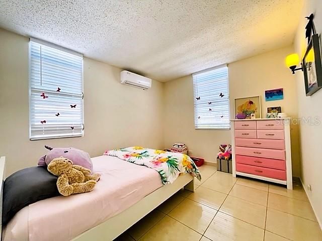 Vendido Recientemente: $425,000 (4 camas, 2 baños, 2350 Pies cuadrados)