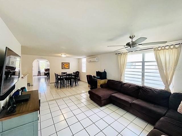 Vendido Recientemente: $425,000 (4 camas, 2 baños, 2350 Pies cuadrados)