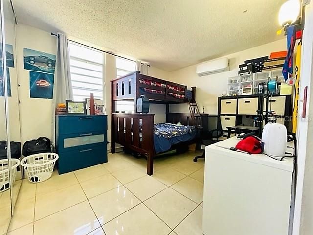 Vendido Recientemente: $425,000 (4 camas, 2 baños, 2350 Pies cuadrados)