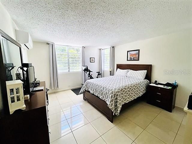 Vendido Recientemente: $425,000 (4 camas, 2 baños, 2350 Pies cuadrados)