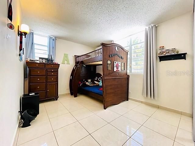 Vendido Recientemente: $425,000 (4 camas, 2 baños, 2350 Pies cuadrados)