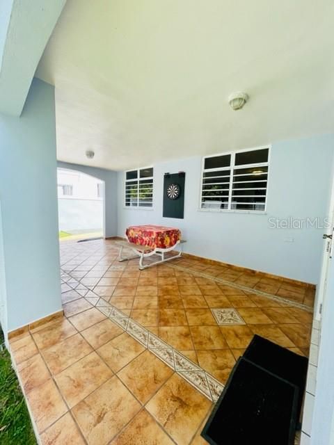 Vendido Recientemente: $425,000 (4 camas, 2 baños, 2350 Pies cuadrados)