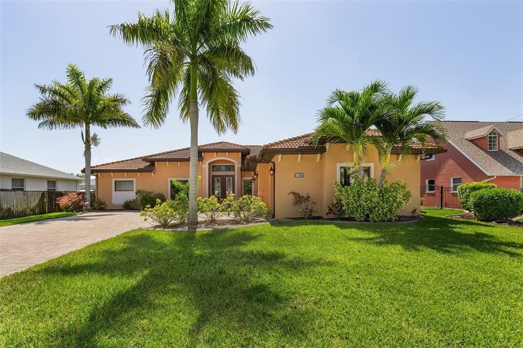 Recently Sold: $900,000 (4 beds, 3 baths, 2355 Square Feet)