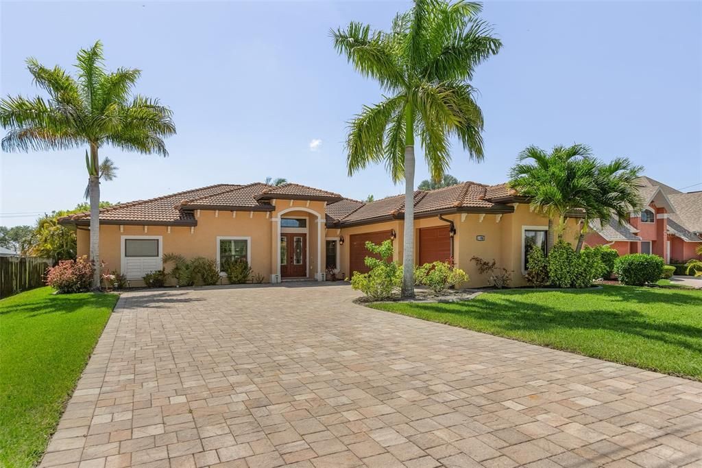 Recently Sold: $900,000 (4 beds, 3 baths, 2355 Square Feet)