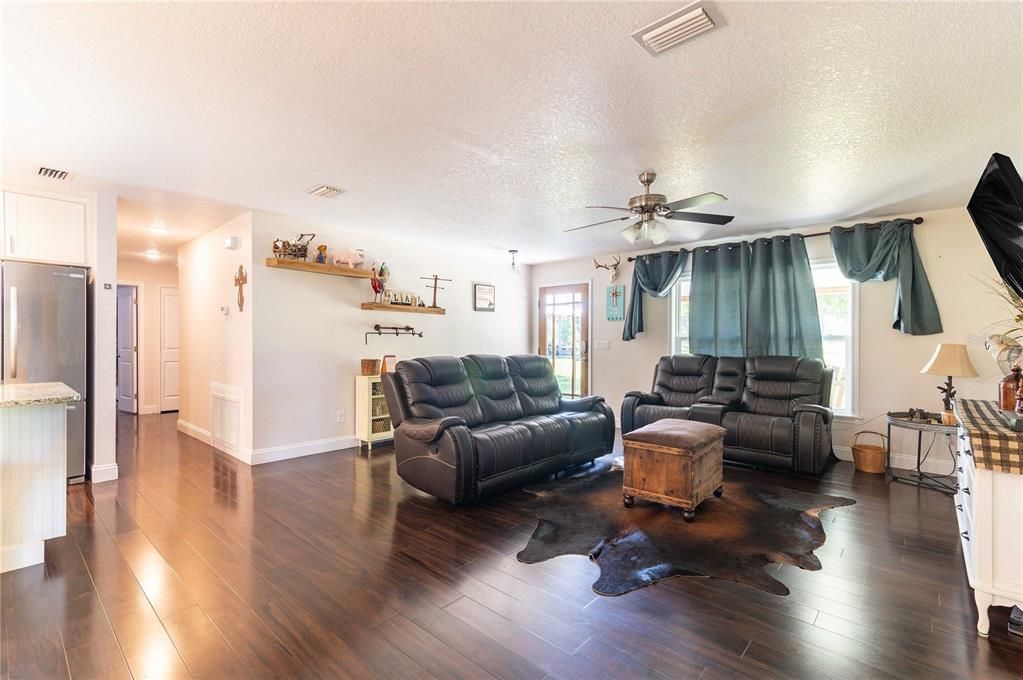 Recently Sold: $425,000 (3 beds, 2 baths, 1292 Square Feet)