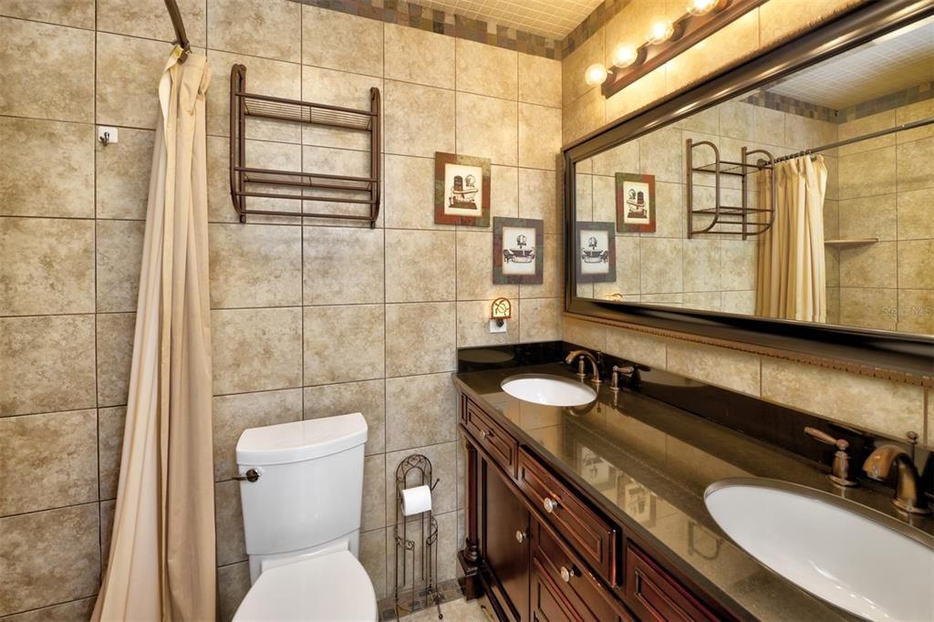 最近售出: $345,000 (3 贝兹, 2 浴室, 2085 平方英尺)